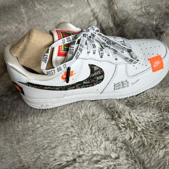 Limited Edition Nike Tennis shoes white with patches. Brand New. - Picture 12 of 13